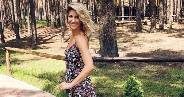 Анита Луценко в купальнике прокатилась на розовом кабриолете - фото