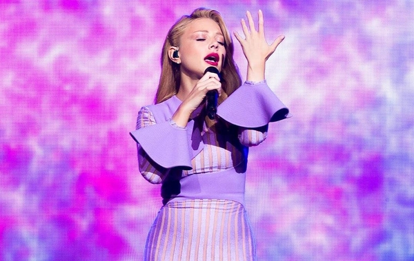 Тина Кароль похвасталась роскошной фигурой в обтягивающем наряде