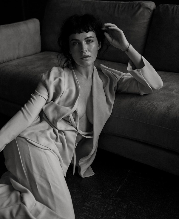 Даша Астафьева обнажилась в фотосессии: пикантные фото