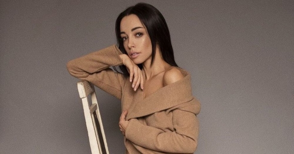 Екатерина Кухар засветила стройные ноги в роскошном платье