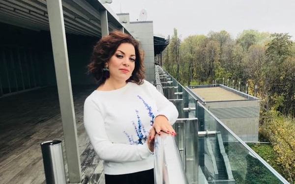 Шоколад и пирожные: Наталья Холоденко показала, что держит в холодильнике