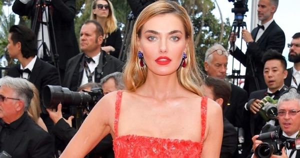 Полуголая Алина Байкова устроила фотосессию среди коров - фото