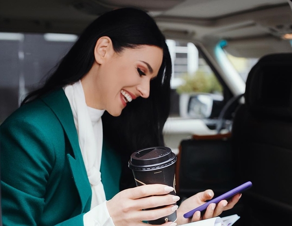 "Подружки зажгли": Ефросинина выставила фото с Осадчей в "растрепанном" виде