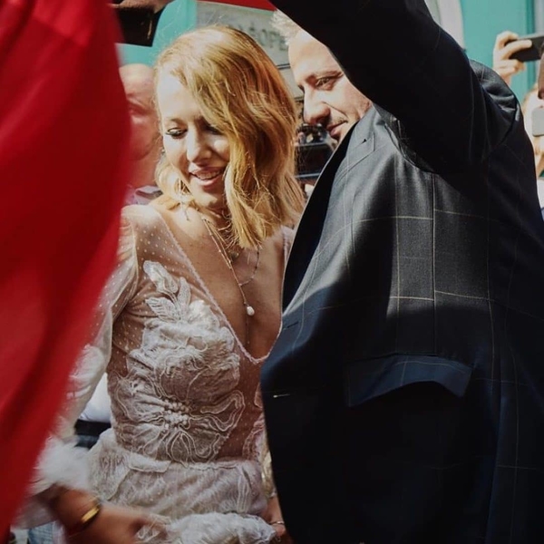 Ксения Собчак показала свадебное фото в катафалке