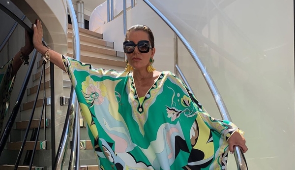 "Выглядит, как дочки": Мать семейства Кардашьян покорила Сеть снимком в халатике