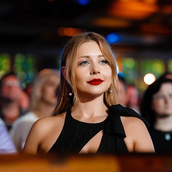 "Вульгарно": Откровенный наряд Тины Кароль "не удержал" ее пышную грудь