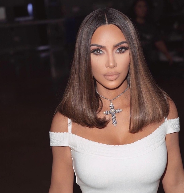 Ужин у костра: Ким Кардашьян умилила Сеть атмосферным семейным фото