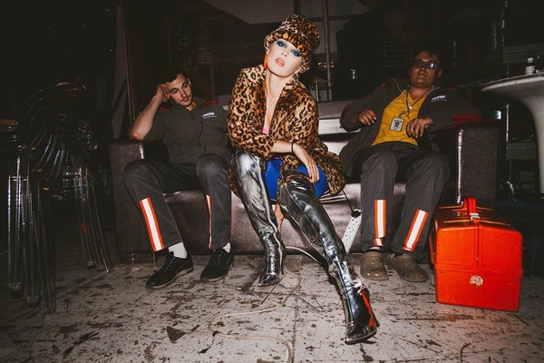 "Мне понравилось": MARUV пела и плясала в московском метро - фото