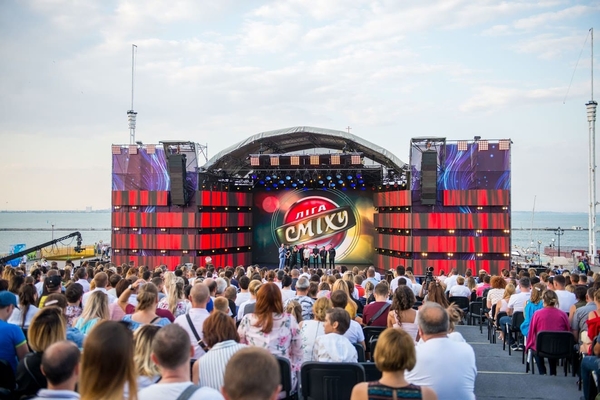 Новый ведущий и одесский юмор: По ТВ покажут Летний кубок "Лиги Смеха"