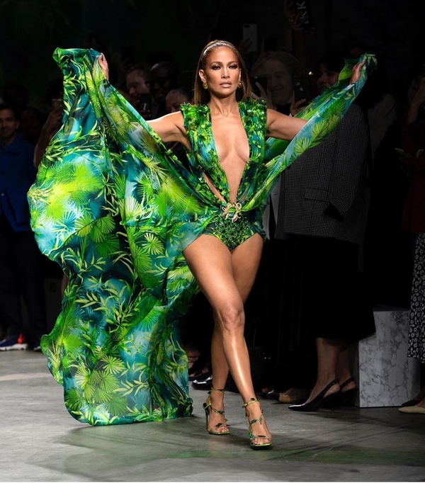 Дженнифер Лопес стала звездной показа Versace: видео