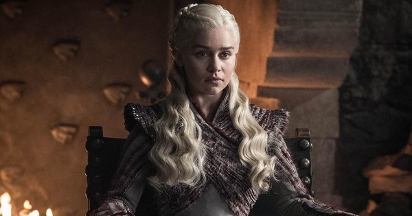 Слишком откровенно?: "Мать драконов" появилась на публике в пикантном наряде