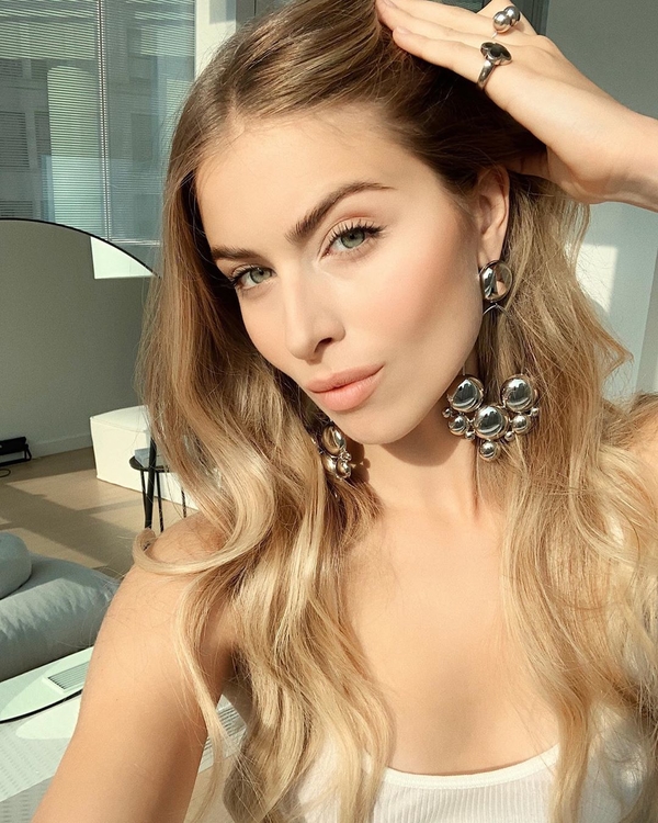 "Красивая и сексуальная": 18-летняя внучка Ротару взбудоражила Сеть новыми фото