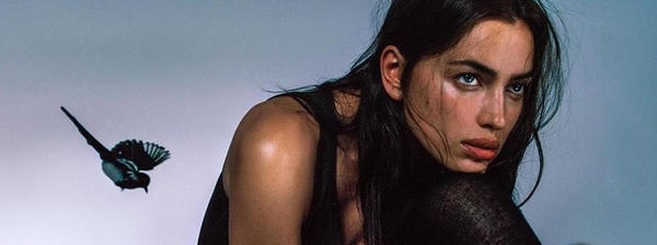 Ну очень откровенно: Ирина Шейк прогулялась по подиуму в наряде с макси-декольте