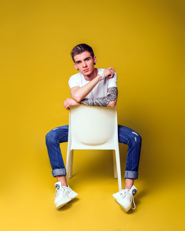 Украинский исполнитель написал песню о патологической привязанности к соцсетям