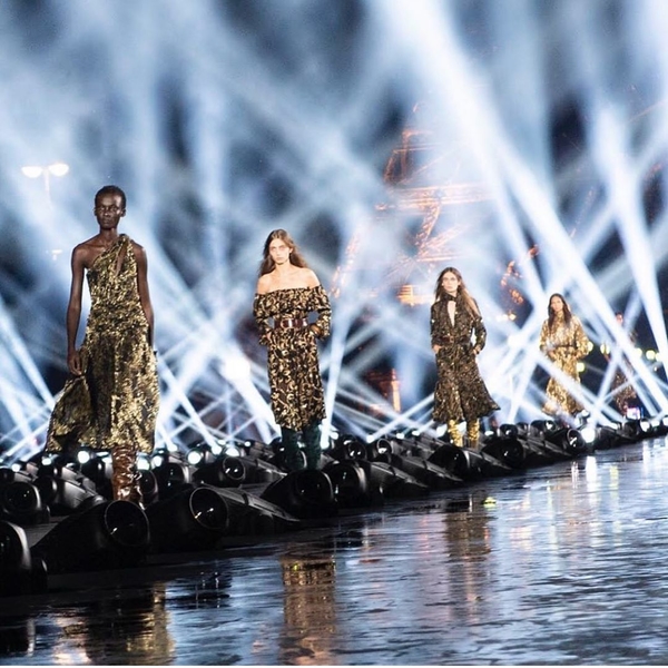 Не Кэмпбелл единой: Супермодели 90-х засветились на модном показе в Париже