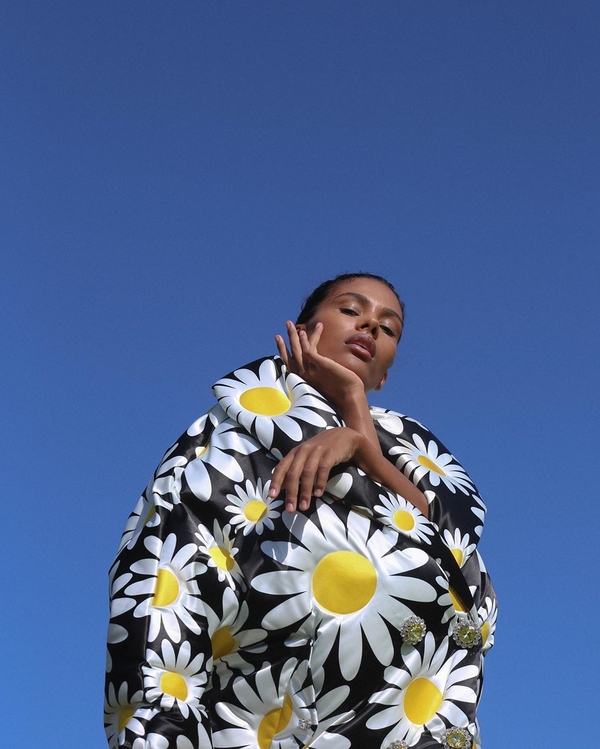 Тина Кунаки засветилась в кружевном белье на улицах Парижа