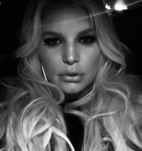 Сбросила 45 кг: Известная певица сильно похудела после родов