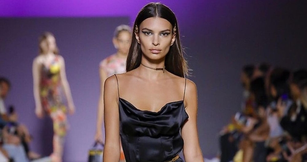 Модель Эмили Ратаковски продемонстрировала грудь крупным планом - фото