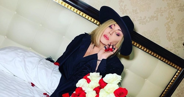 Ирина Билык похвасталась роскошным подарком ручной работы - фото