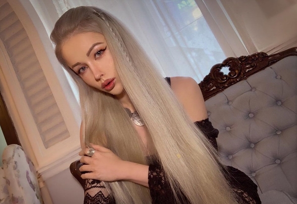 Не отличить от дочери: Одесская Барби показала маму в эффектном бикини