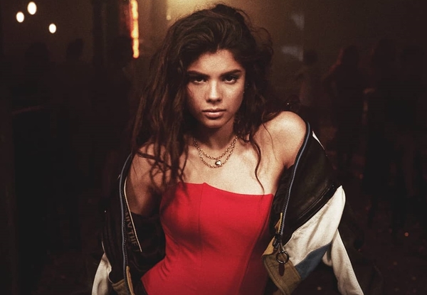 "А вот это уже ракета!": Страстная Мишель Андраде покорила Сеть пикантным фото