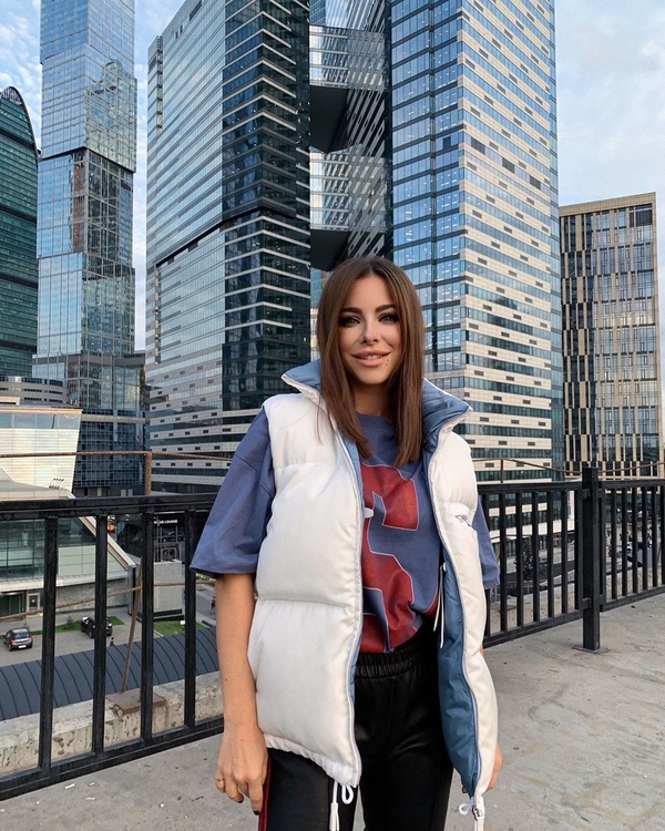 "Мой день": Лорак в откровенном мини и "змеиных" сапогах напросилась на поздравления