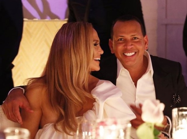 Лопес и Родригес устроили вечеринку по случаю помолвки - фото