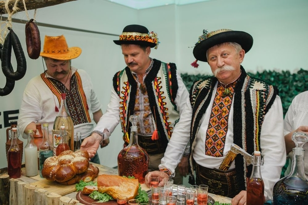 Стала известна дата премьеры самой ожидаемой комедии "Великі Вуйки"