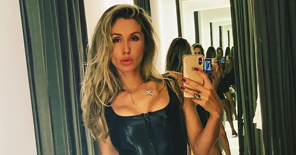 Лобода показала архивное фото, на котором кормит грудью дочку