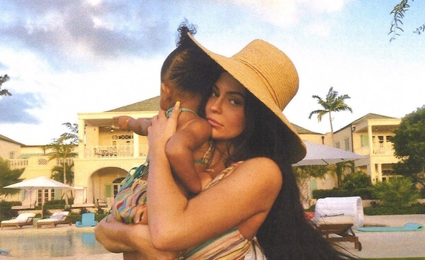 Богата и свободна?: Миллиардерша Кайли Дженнер рассталась с отцом своего ребенка - СМИ