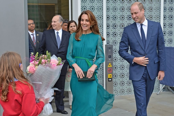 Трендовый цвет сезона: Кейт Миддлтон примеряла изумрудное платье