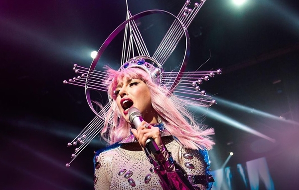 "Ах эти ноги!": Оля Полякова покорила Париж в экстремальном мини