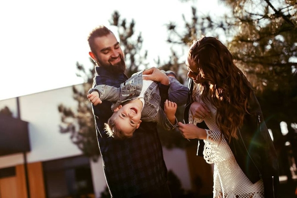 Юлия Санина умилила Сеть новой фотосессией с мужем и сыном