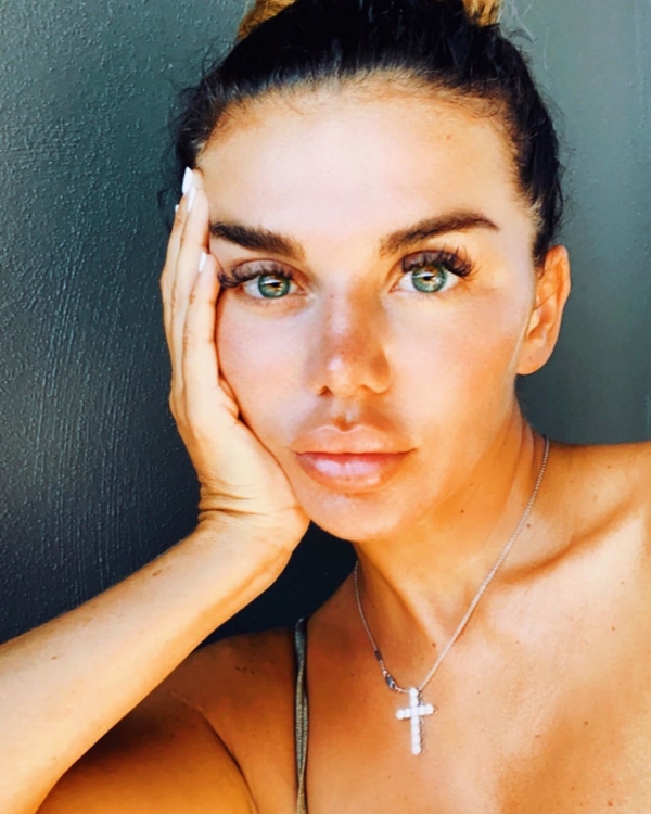 "Выглядите старше": Седокову с короткой стрижкой раскритиковали в Сети