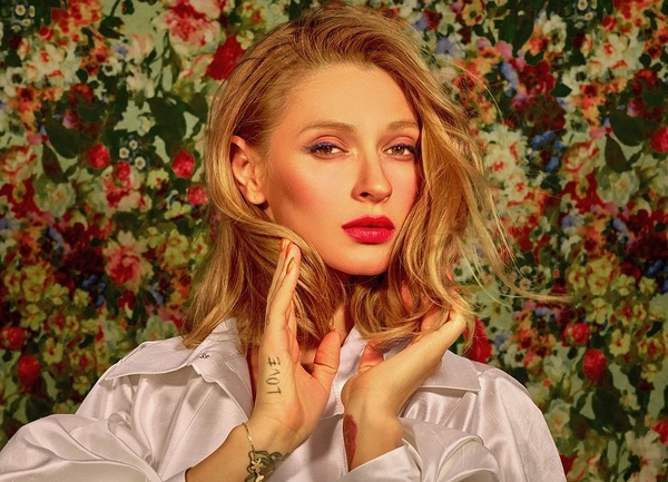 Люблю жизнь: TAYANNA медитировала на берегу озера без одежды