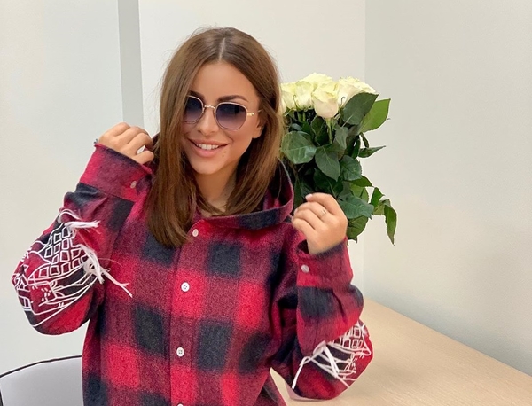 "Любимый Киев": Ани Лорак прогулялась с подругой по Подолу