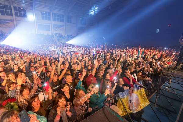 В Сумах Олег Винник встретился с детьми с нарушениями слуха и дал "горячий" концерт