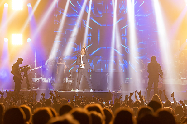 В Сумах Олег Винник встретился с детьми с нарушениями слуха и дал "горячий" концерт