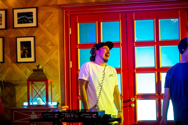 "Великі Вуйки керують світом": ТНМК презентовала саундтрек к комедийному сериалу