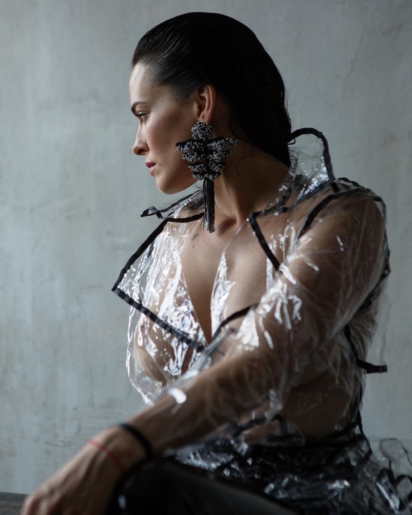 "Восторг!": Даша Астафьева снялась топлес в прозрачном плаще