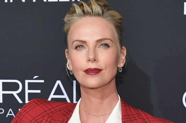 Шарлиз Терон вывела сына на прогулку в розовом купальнике