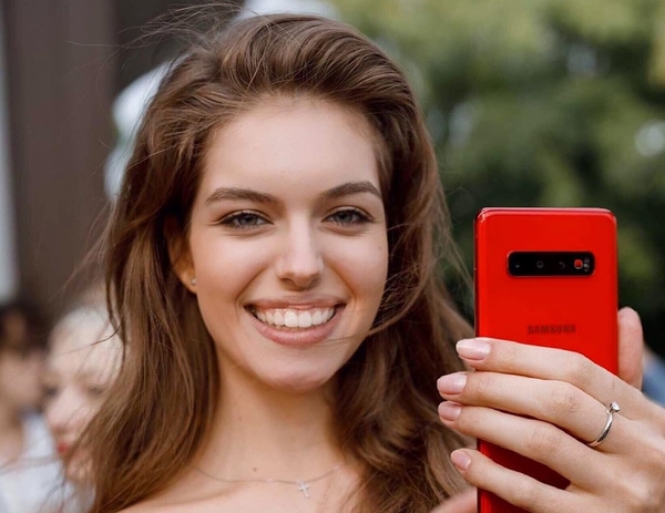 "Обалдеть, какая красивая": Жена Дмитрия Комарова очаровала образом парижанки