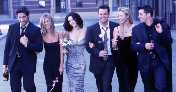 Кортни Кокс показала селфи с коллегами по сериалу "Друзья"