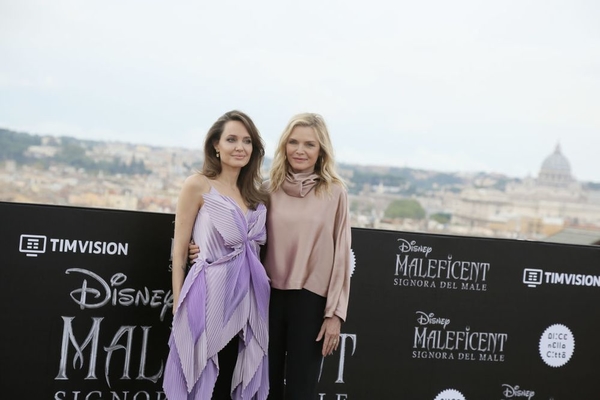 Анджелина Джоли покорила Рим нежным образом на премьере "Малефисенты 2"