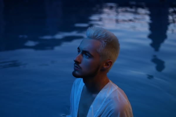 Холод, агрессия и обнаженные девушки: Финалист "Голоса Країни" выпустил мистический клип