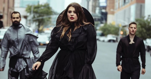 Солистка KAZKA подогрела слухи о романе с коллегой по группе