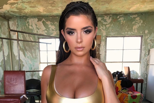 "Ну очень горячая": Британская модель сфотографировалась в сетке и стрингах