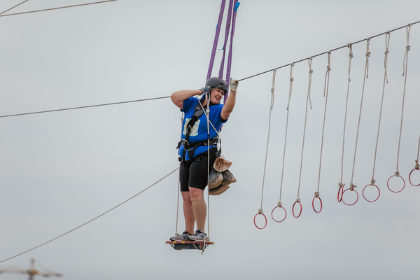 Зважені та щасливі: Участники выдержат испытание на высоте между домами