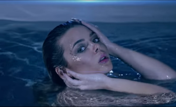 "Луна": Алина Гросу сняла мистический клип под водой