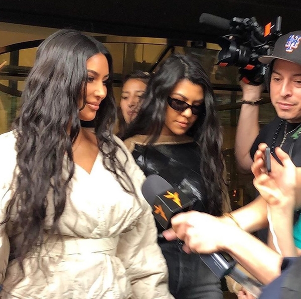 "Меня крестили вместе с детьми": Ким Кардашьян поделилась яркими фото из Армении